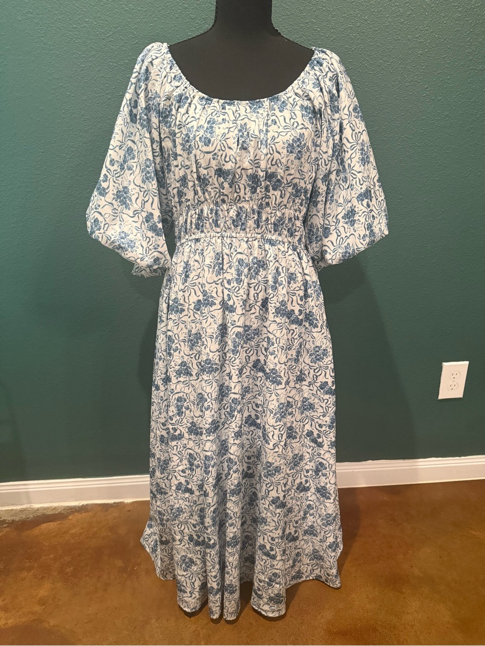 Beautiful  Blue & White Floral Puff-Sleeve Midi Dress